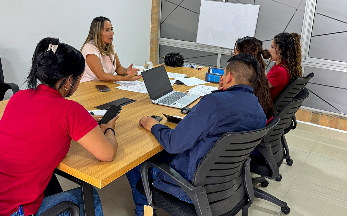 Equipo asesorando una operación de comercio exterior
