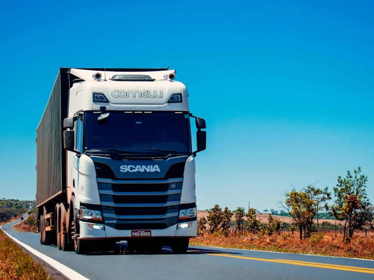 Tractocamión de carga en carretera nacional